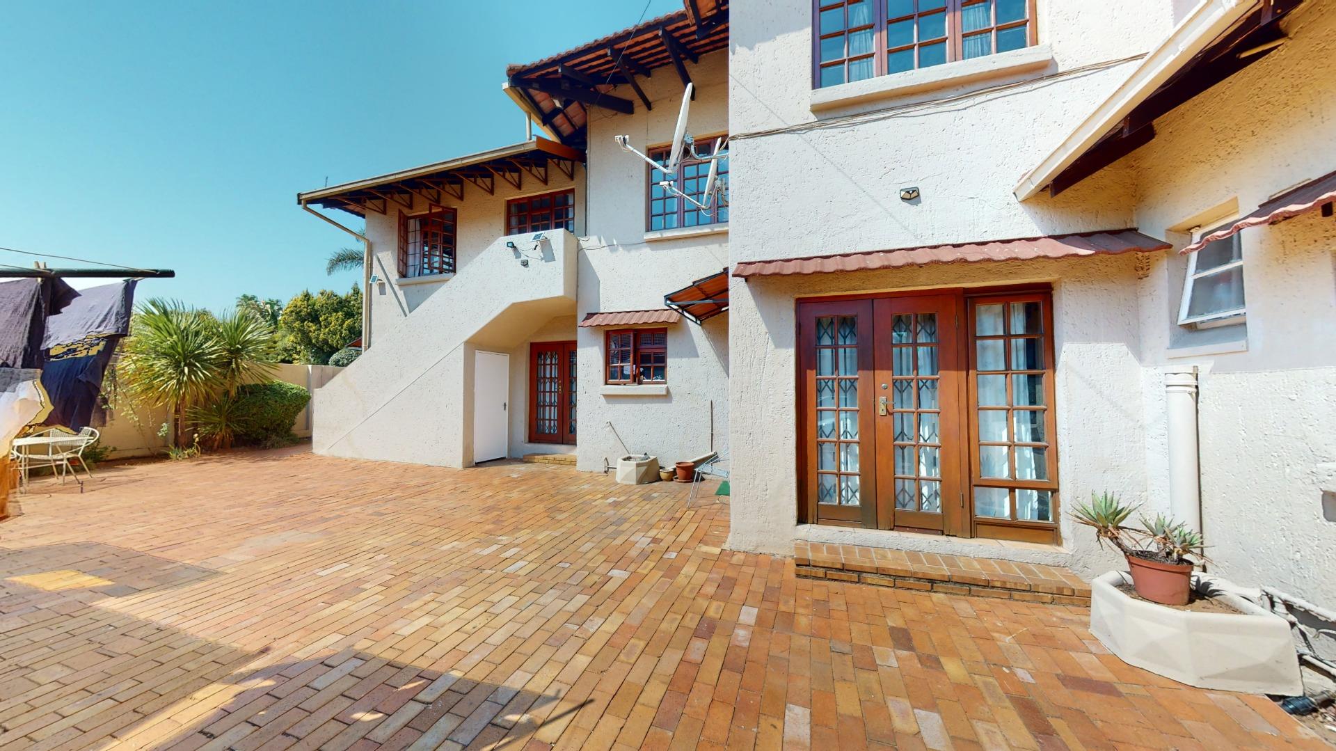 10 Bedroom House + Cottage/Flat for Sale - Gauteng