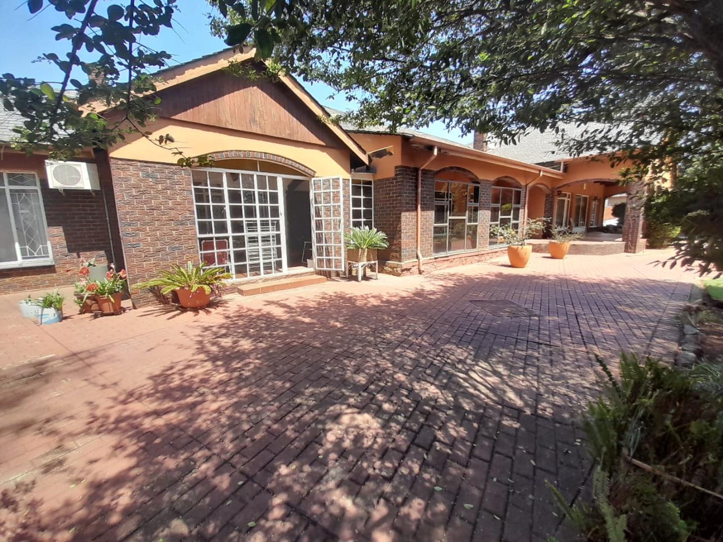 5 Bedroom House + Cottage/Flat for Sale - Gauteng