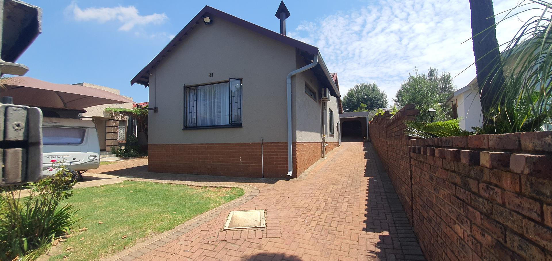 6 Bedroom House + Cottage/Flat for Sale - Gauteng