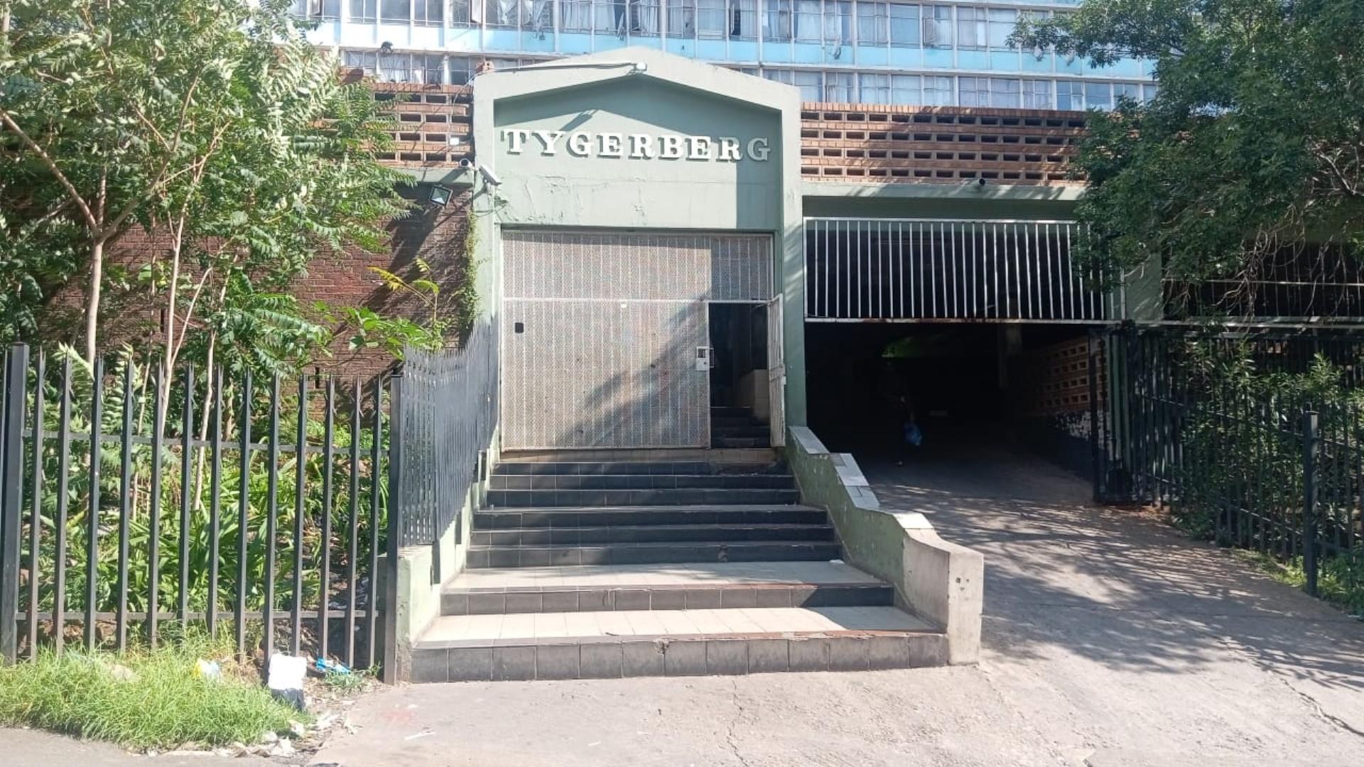 5 Bedroom Apartment for Sale - Gauteng