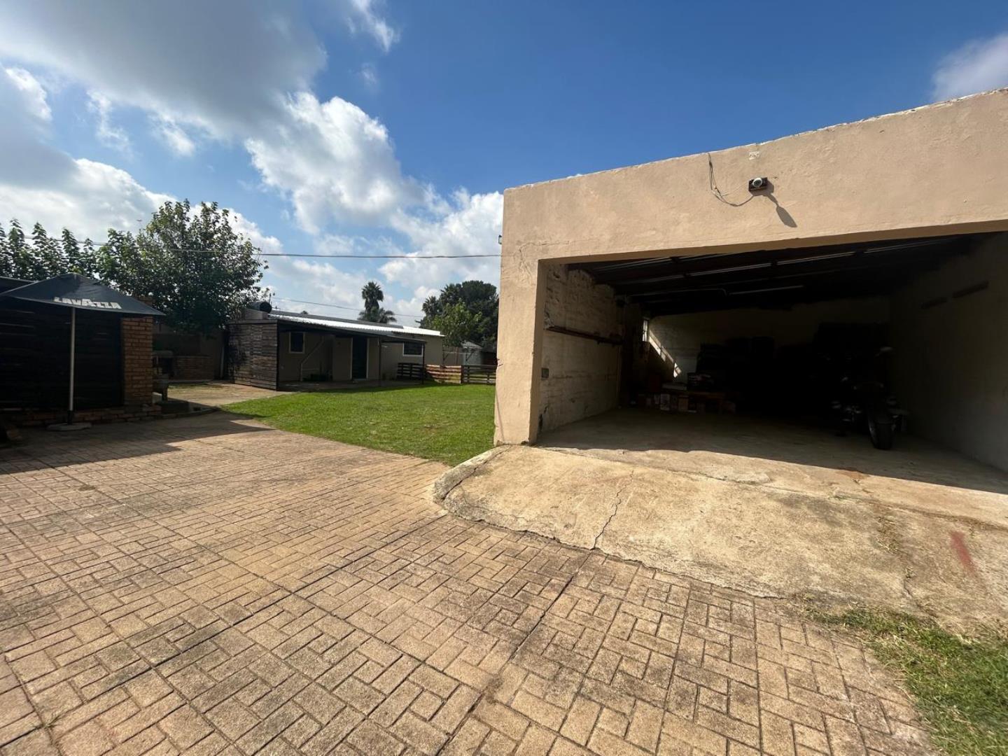 740421_garage.jpg