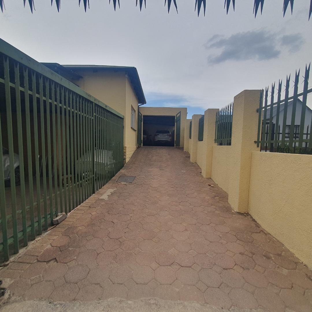 6 Bedroom House + Cottage/Flat for Sale - Gauteng