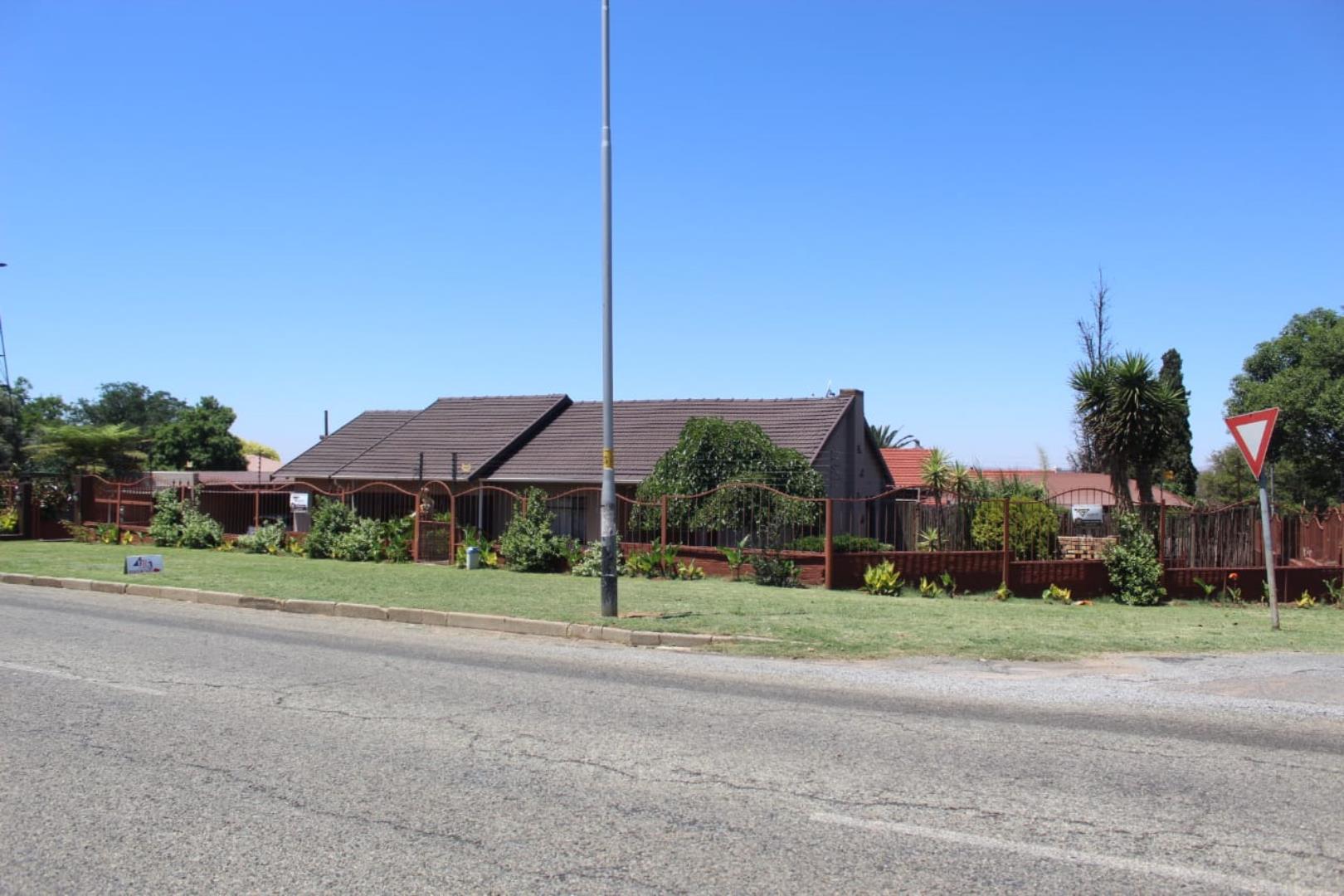 3 Bedroom House + Cottage/Flat for Sale - Gauteng