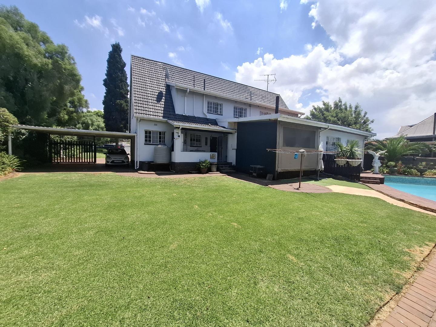 4 Bedroom House + Cottage/Flat for Sale - Gauteng