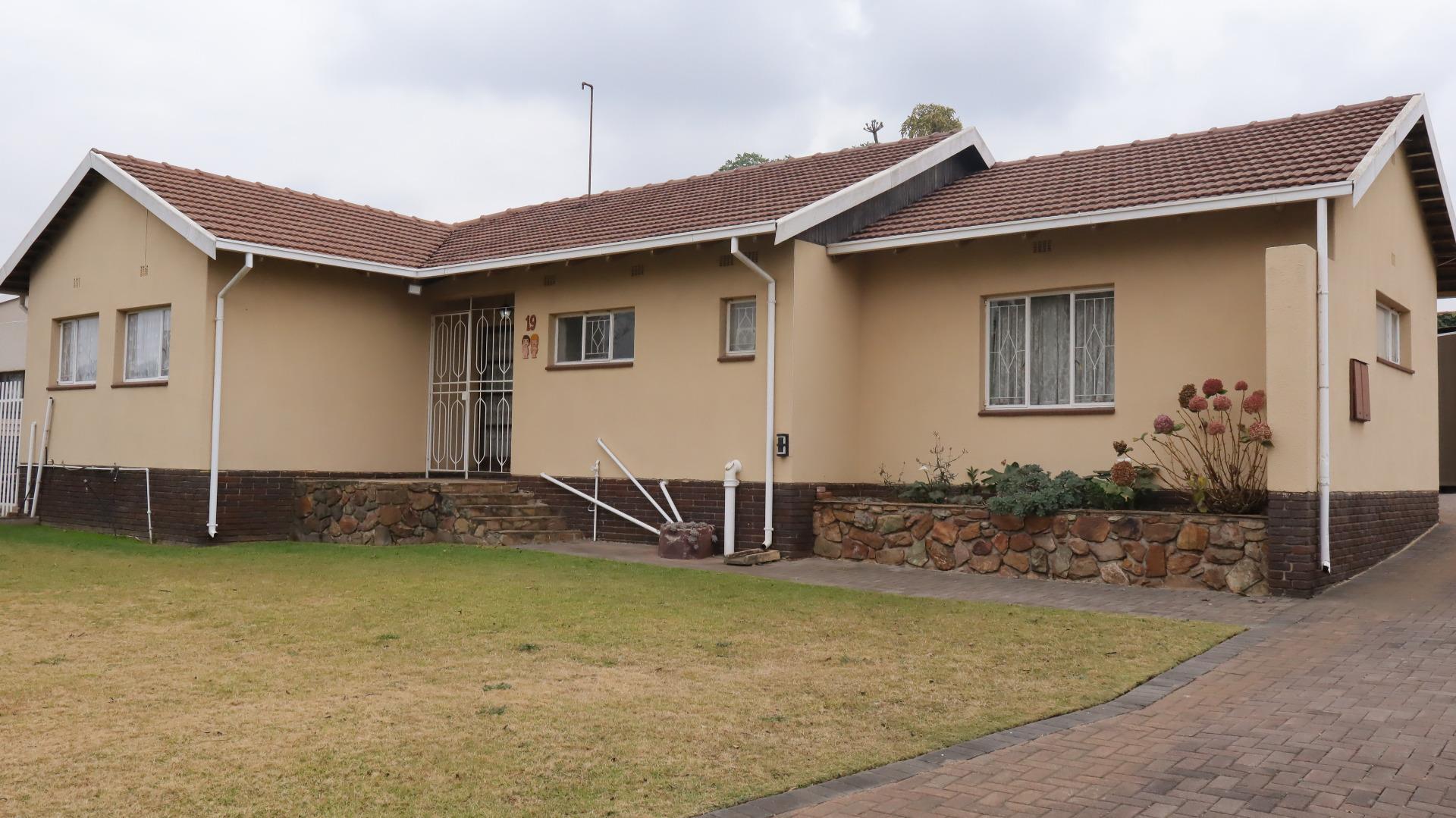 3 Bedroom House + Cottage/Flat for Sale - Gauteng